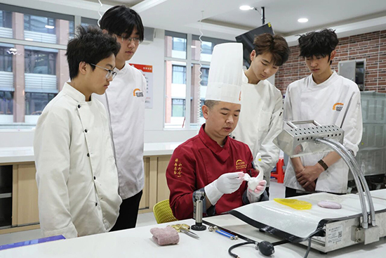 四川成都新东方烹饪学校_学厨师_西点西餐厨师培训学校
